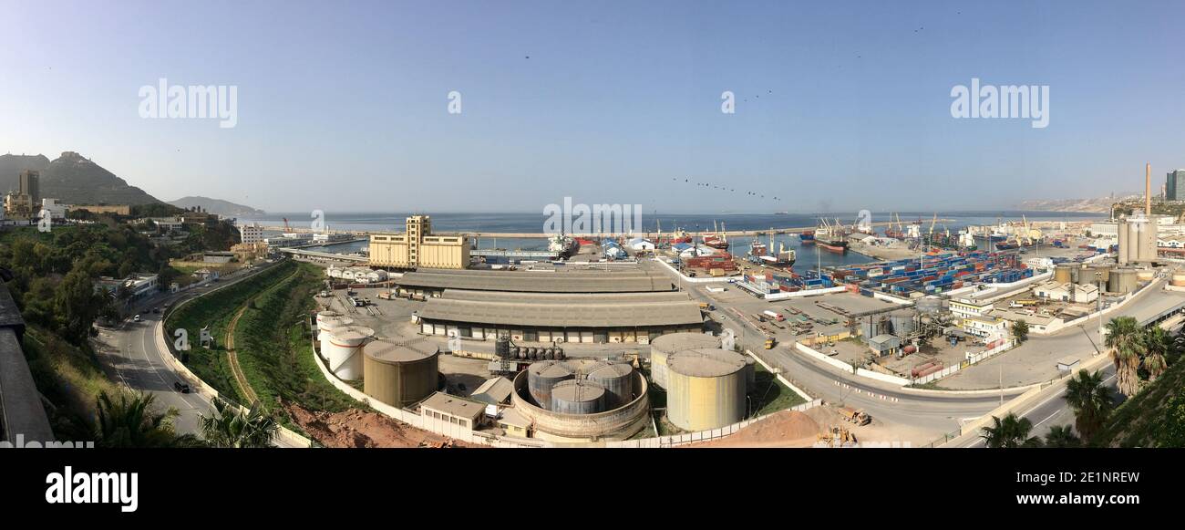 Paysage méditerranéen de bord de mer et paysage du port d'Oran Banque D'Images