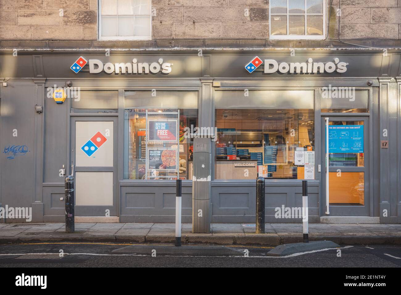 Édimbourg, Écosse - janvier 8 2021 : emplacement de Domino sur la place Raeburn à Stockbridge, Édimbourg. Domino's est l'une des plus grandes chaînes de pizzas au monde Banque D'Images