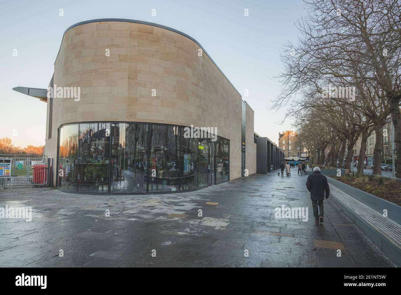 Édimbourg, Écosse - janvier 8 2021 : le nouveau développement de la place Raeburn et le fleuron de Little Dobbies sur Comely Bank Road à Édimbourg, Écosse Banque D'Images