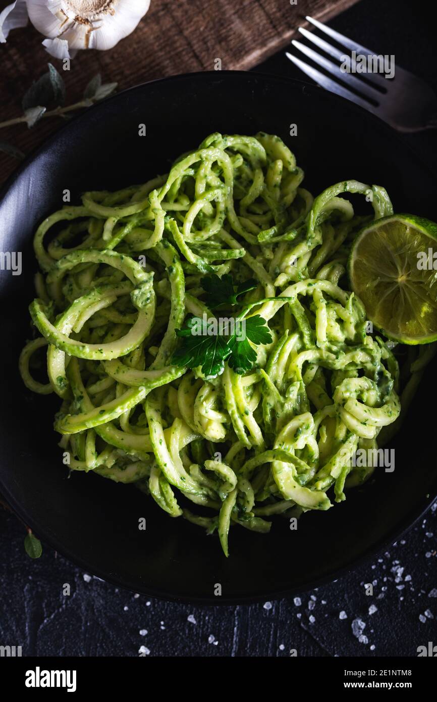 Pâtes végétaliennes crues à la courgette avec sauce à l'avocat. Pâtes végétaliennes crues à la courgette avec sauce à l'avocat. Banque D'Images