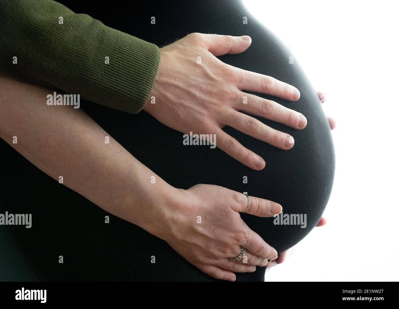 Femmes enceintes avec partenaire tenant sur la bosse. Banque D'Images