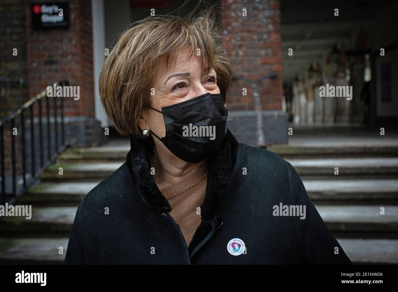 Linda Harris portant un autocollant lu, j'ai eu mon vaccin Covid donné aux patients du NHS après qu'ils ont reçu la vaccination. Banque D'Images