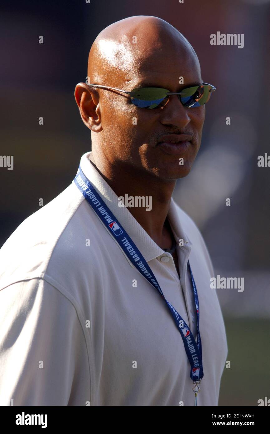 Phil Bradley de l'Assn. Des joueurs de baseball de la Ligue majeure observe la pratique de la batte avant le match entre les Cincinnati Reds et Los Angeles Dodgers à Do Banque D'Images
