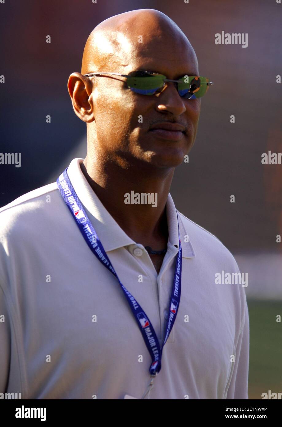 Phil Bradley de l'Assn. Des joueurs de baseball de la Ligue majeure observe la pratique de la batte avant le match entre les Cincinnati Reds et Los Angeles Dodgers à Do Banque D'Images