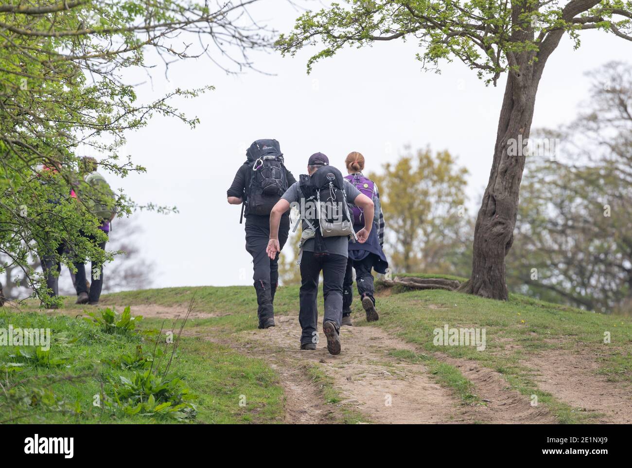 Randonneurs à longue distance dans la campagne du Yorkshire les randonneurs portent de grands sacs à dos lourds Banque D'Images