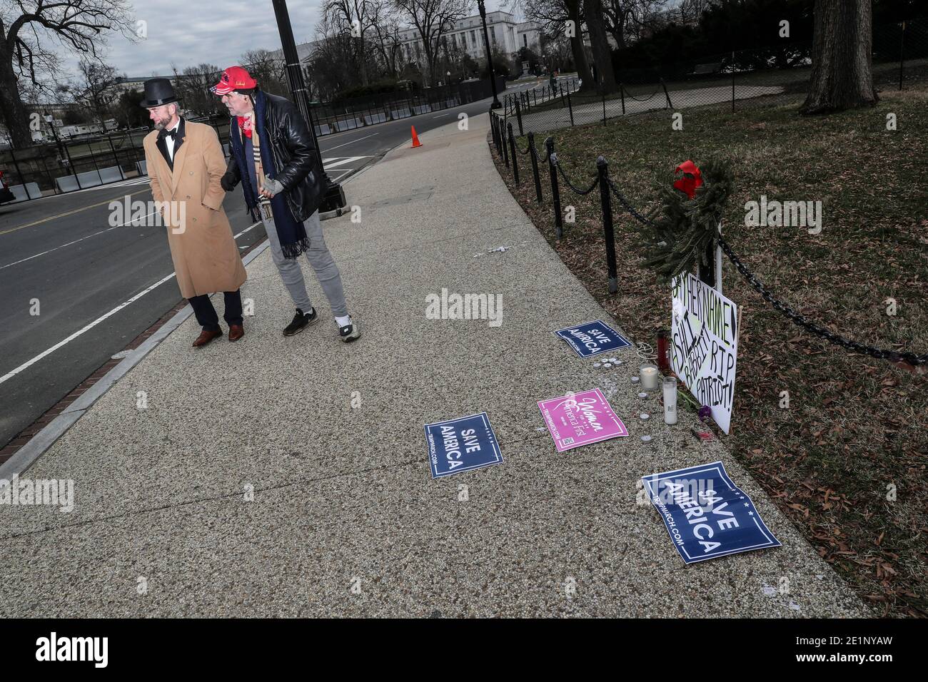 Washington, États-Unis. 08 janvier 2021. Les partisans du président Trump se réunissent près d'un sanctuaire à Ashli Babbitt, 39 ans, devant le Capitole des États-Unis le 08 janvier 2021 à Washington, DC. Babbitt, un vétéran de l'Armée de l'Air, a été tué par balle tout en s'embuant du Capitole avec une foule pro-Trump deux jours auparavant. (Photo d'Oliver Contreras/SIPA USA) Credit: SIPA USA/Alay Live News Banque D'Images