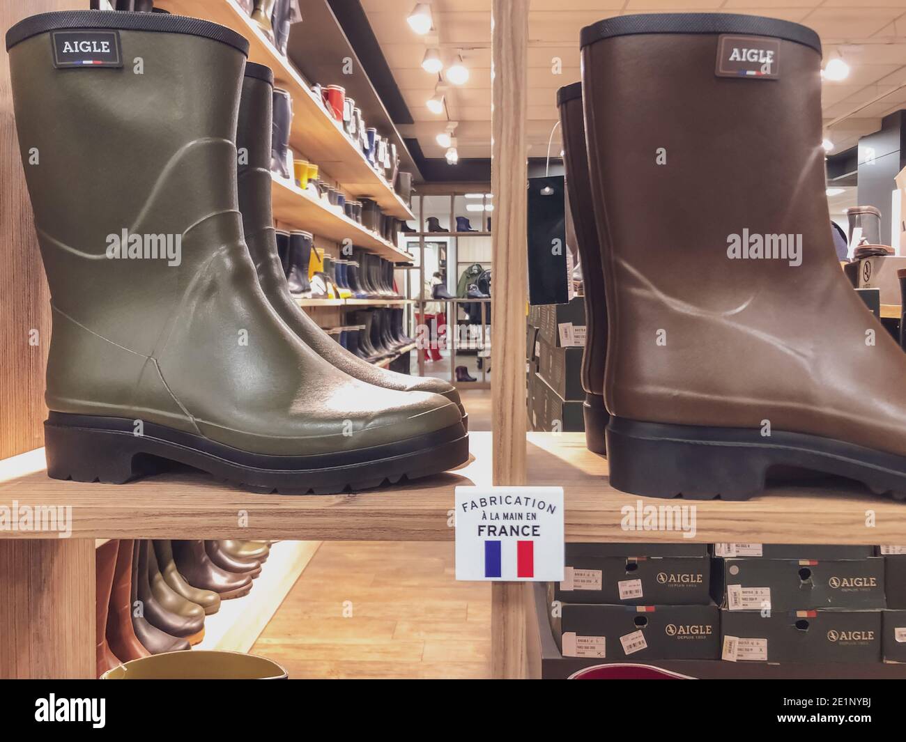 INGRANDES, FRANCE - 24 DÉCEMBRE 2020 : bottes en caoutchouc AIGLE de française bien connue dans le magasin Photo Stock - Alamy