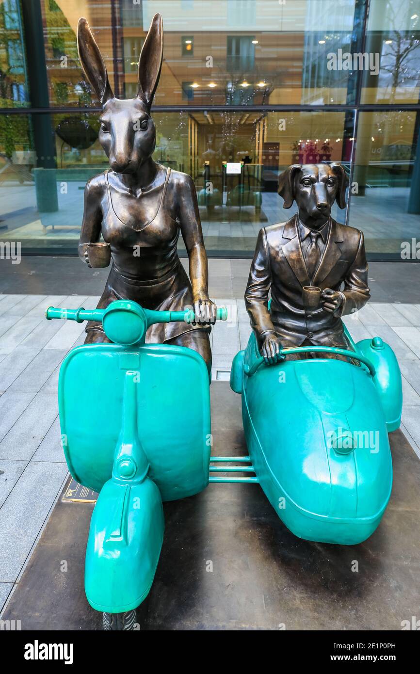 Londres, Royaume-Uni. 24 décembre 2020. Sculptures en bronze « Together Forever on Wheels » de Gillie & Marc à Spitalfields. Crédit: Waldemar Sikora Banque D'Images