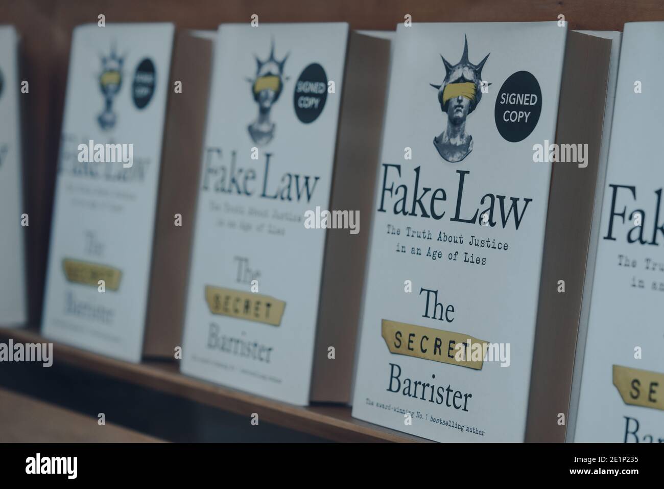 Londres, Royaume-Uni - 19 novembre 2020 : Row on a Fake Law Books, un des dix meilleurs BEST-seller du Sunday Times du Secret Barrister, dans la fenêtre d'une librairie dans le TH Banque D'Images