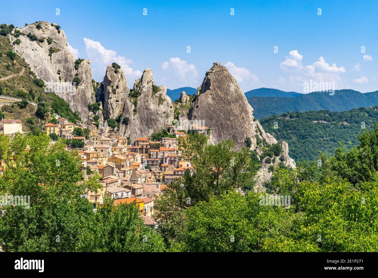 Vue sur Castelmezzano, un village typique sous les sommets de la Dolomiti lucane dans la région de Basilicate, en Italie Banque D'Images