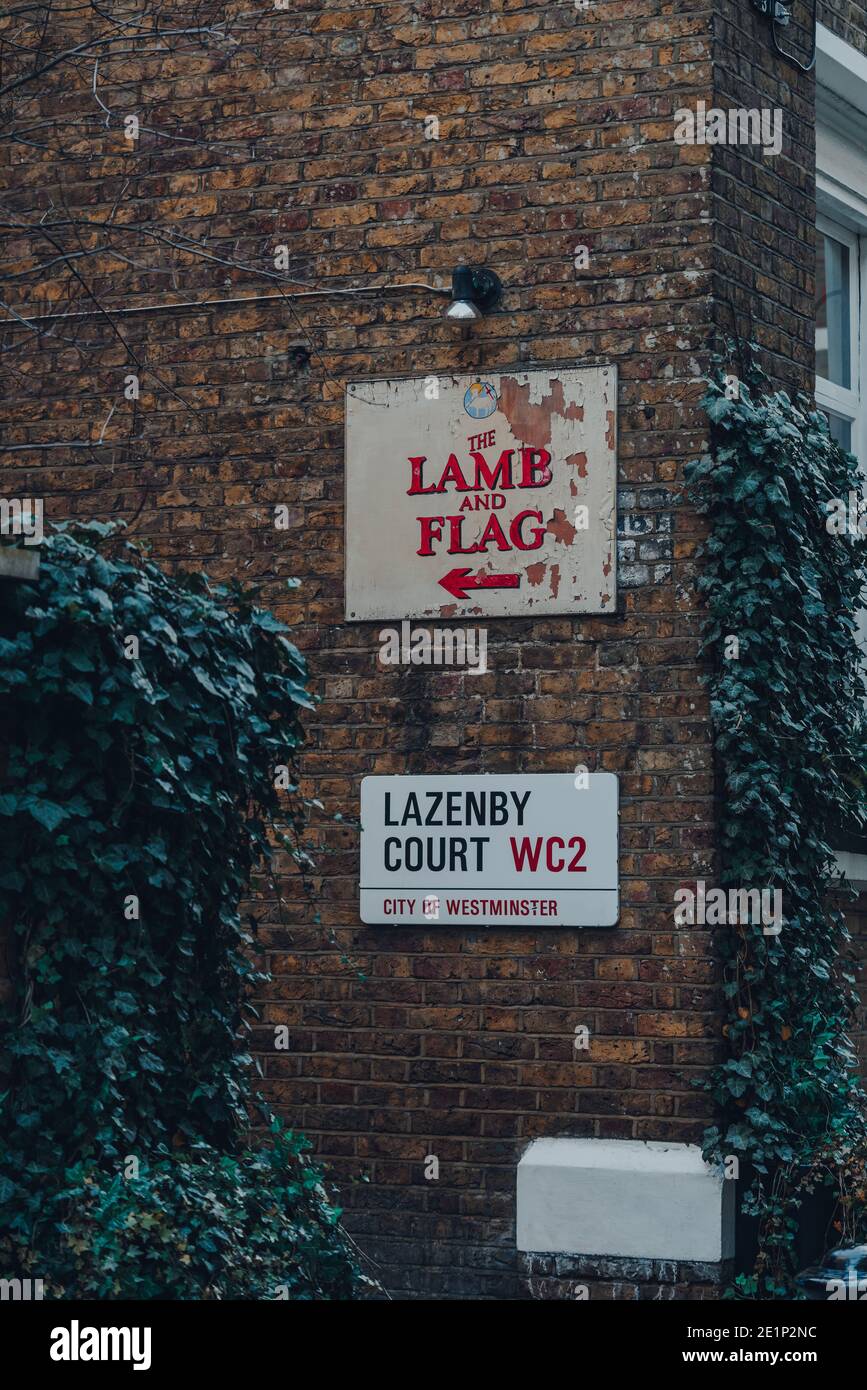 Londres, Royaume-Uni - 19 novembre 2020 : panneau de direction pour le pub Lamb and Flag et Lazenby court nom de rue dans Covent Garden, une région de Central Lond Banque D'Images