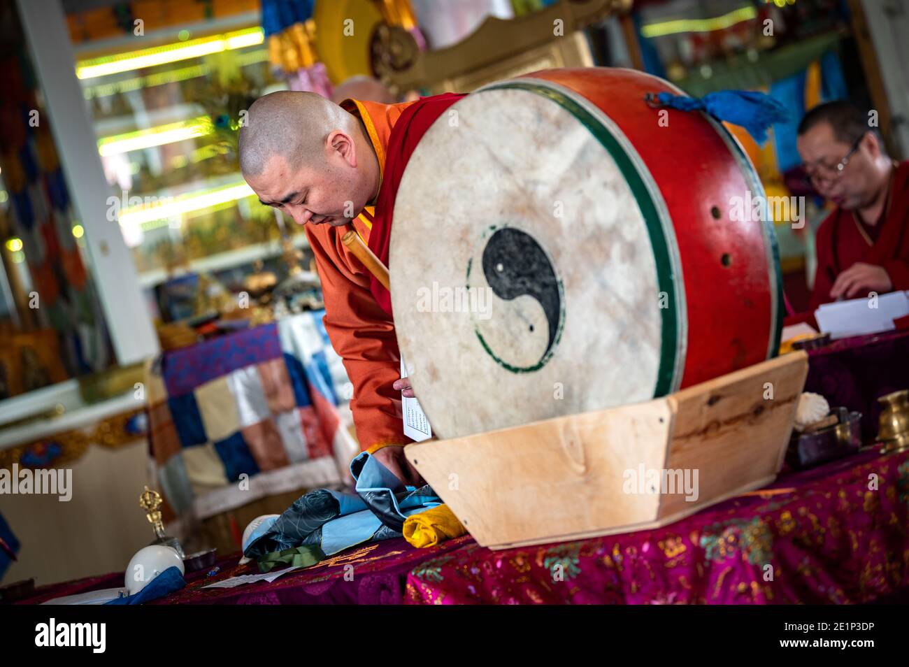 Temple Atsagatsky Datsan, Ulan Ude, Sibérie, Russie - 09 mars 2020 : les moines bouddhistes lisent des mantras à Dzogchen Duga. Les moines bouddhistes prient Banque D'Images Temple Atsagatsky Datsan, Ulan Ude, Sibérie, Russie - 09 mars 2020 : les moines bouddhistes lisent des mantras à Dzogchen Duga. Les moines bouddhistes prient Banque D'Images