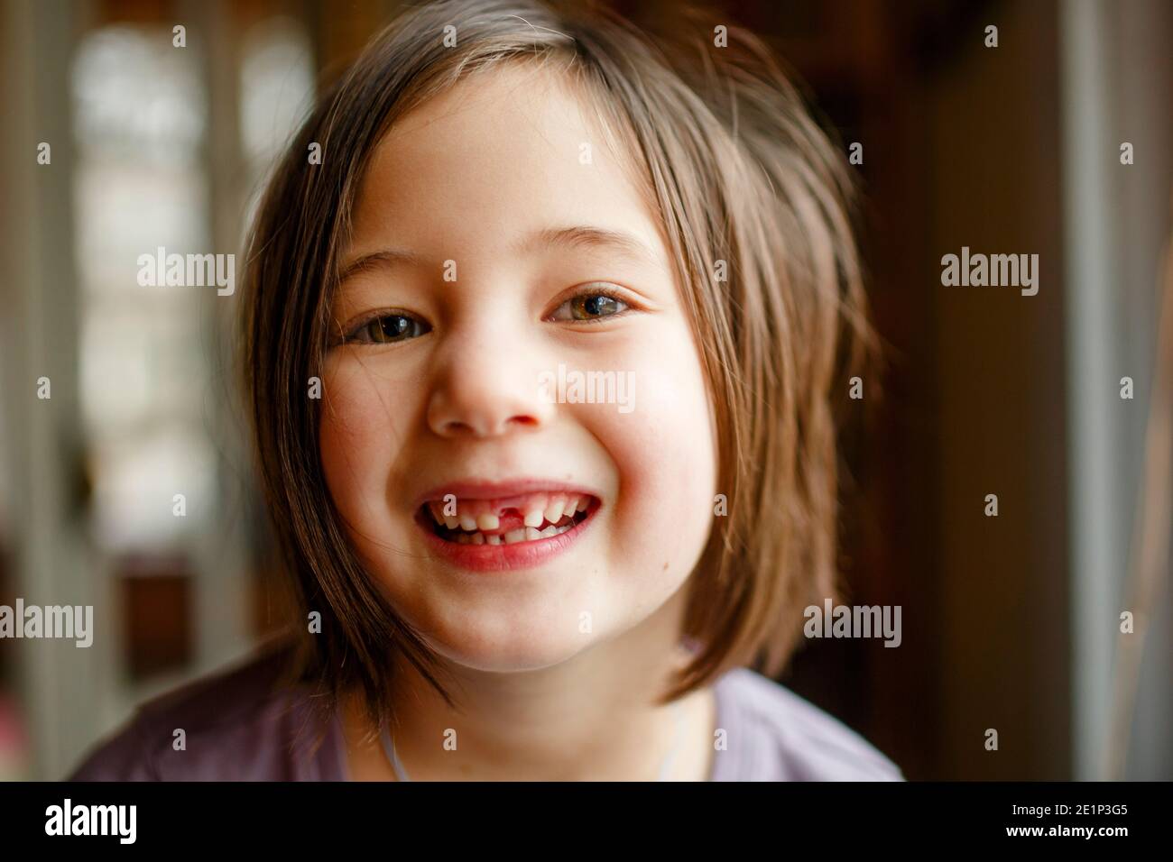 gros plan de la petite fille fière montrant la dent manquante avec grand sourire Banque D'Images