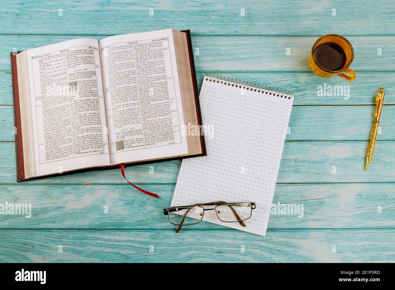 Lecture personnelle l'étude de la Sainte Bible avec une tasse de café Banque D'Images