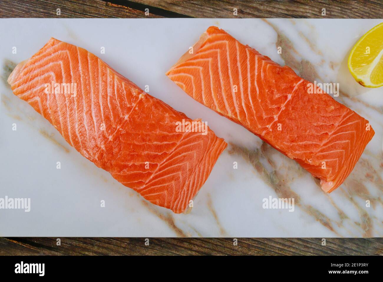Filet de saumon cru avec tranches de citron sur un marbre carte Banque D'Images