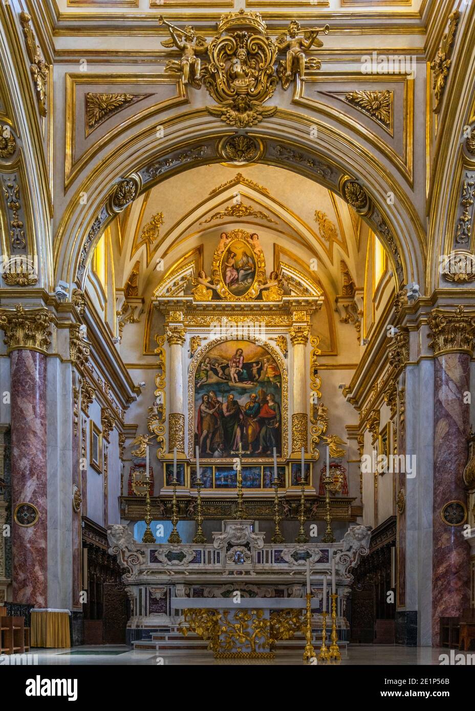 L'autel principal de la cathédrale de Matera (Duomo de Santa Maria della Bruna) construit au XIIIe siècle. Matera, Basilicate, Italie, août 2020 Banque D'Images