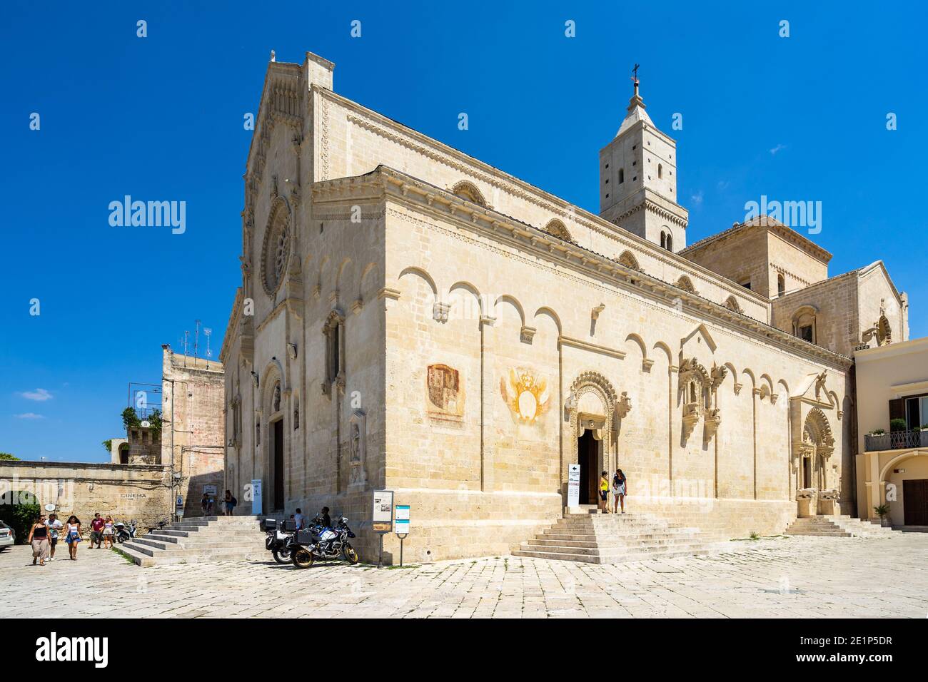 Vue latérale de la cathédrale de Matera construite au XIIIe siècle dans un style roman. Matera, Basilicate, Italie, août 2020 Banque D'Images