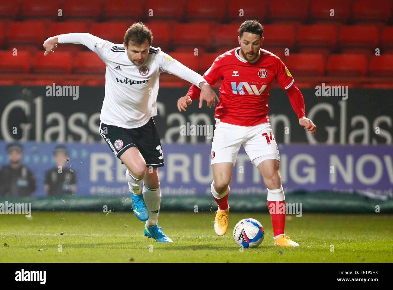 Woolwich, Royaume-Uni. 08 janvier 2021. WOOLWICH, Royaume-Uni, JANUARY08: Charlton Athletic's Conor Washington détient Mark Hughes d'Accrington Stanley pendant Sky Bet League One entre Charlton Athletic et Accrington Stanley à The Valley, Woolwich le 08 janvier 2021 crédit: Action Foto Sport/Alay Live News Banque D'Images