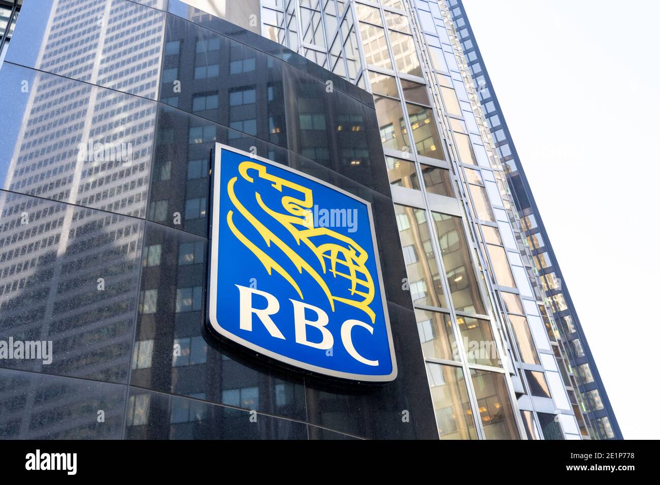 Gros plan de l'enseigne RBC (Banque Royale du Canada) sur l'immeuble de leur siège social à Toronto, canada. Banque D'Images