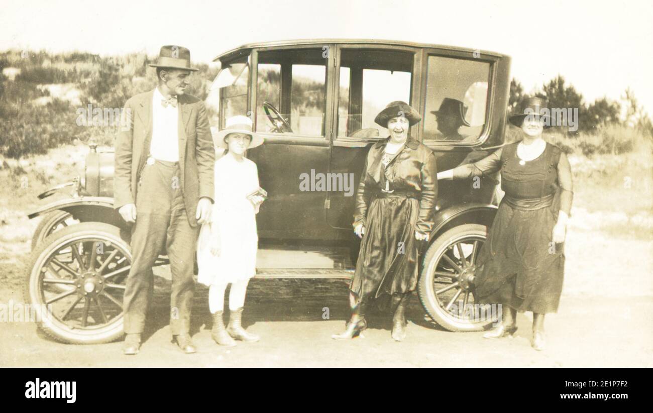 Quatre personnes avec la voiture modèle T à Provincetown dans le Massachusetts 1920 Banque D'Images