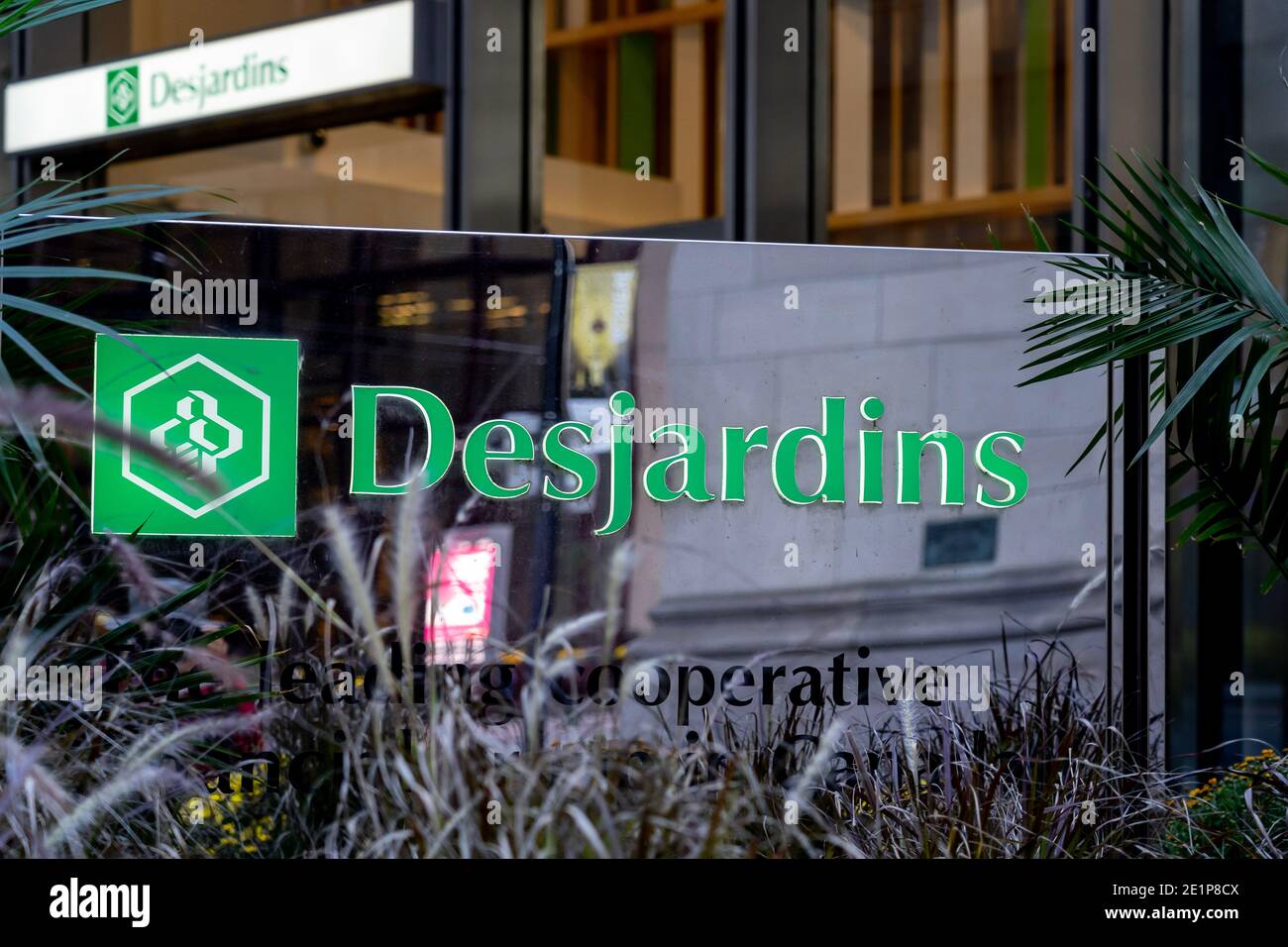 Desjardins signe à l'extérieur de son Centre financier Desjardins sur King St W à Toronto, Canada Banque D'Images