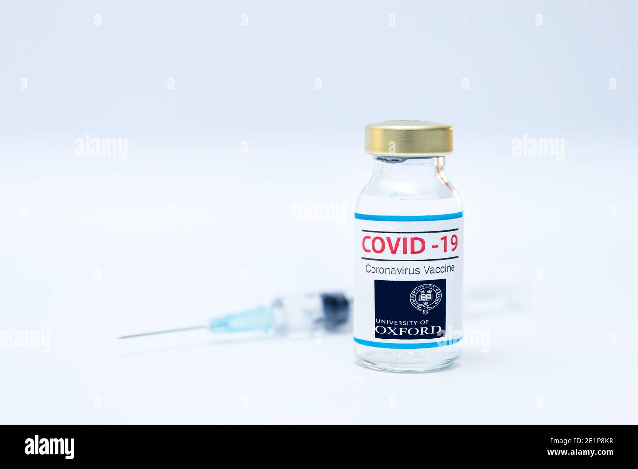 Flacon de vaccin contre le coronavirus avec logo Oxford University et fond de seringue. Banque D'Images
