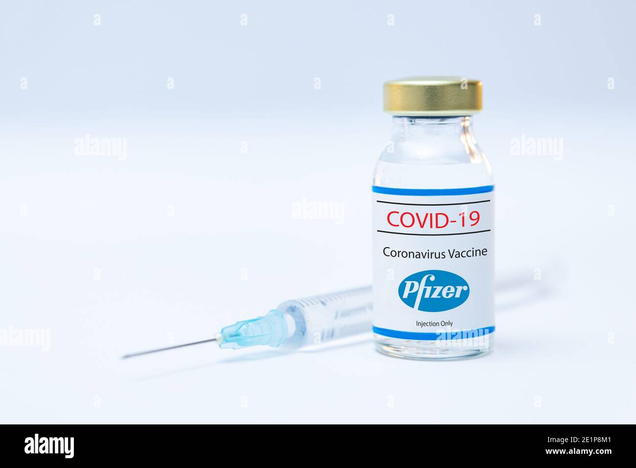 Flacon de vaccin contre le coronavirus avec logo Pfizer et fond de seringue. Banque D'Images