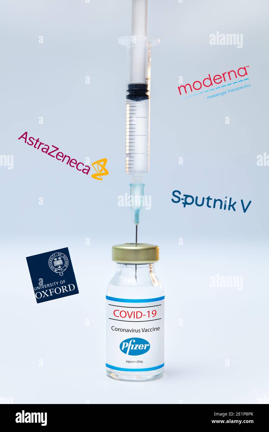 Bouteille de vaccin contre le coronavirus Pfizer avec les logos et la seringue Spoutnik V, Moderna, Astra Zeneca et Oxford University comme arrière-plan. Banque D'Images
