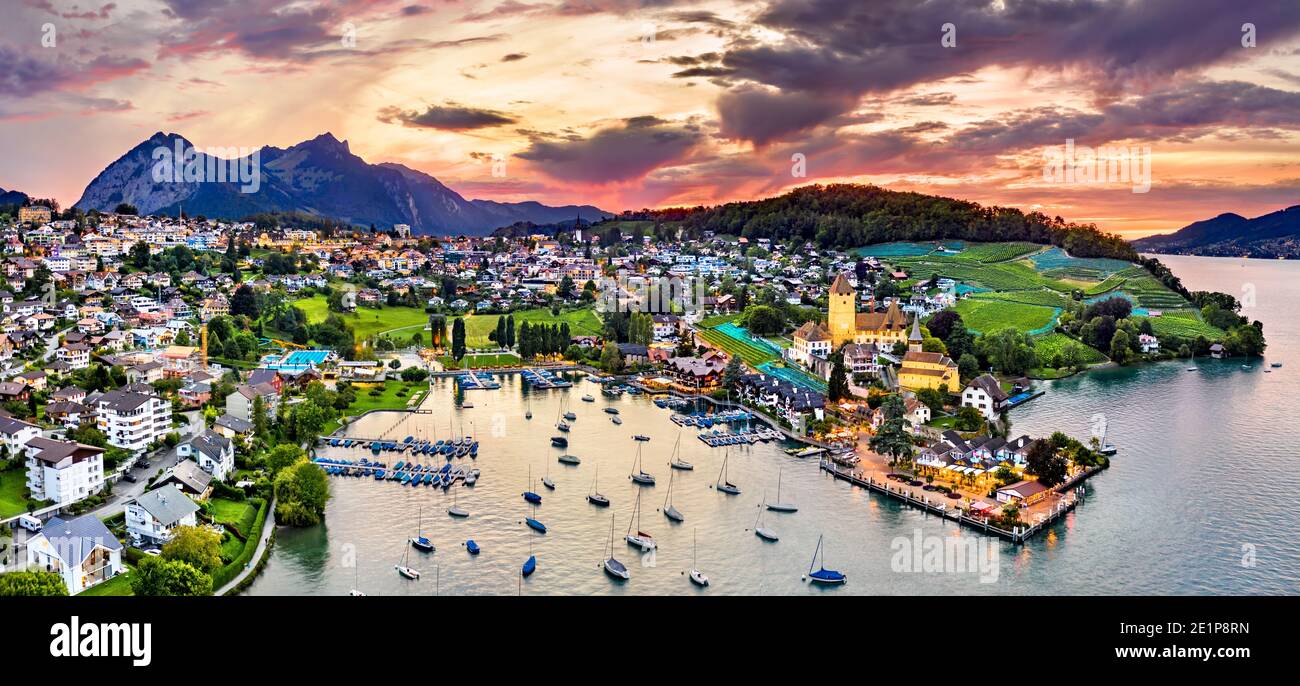 Château de Spiez sur le lac Thun en Suisse Banque D'Images