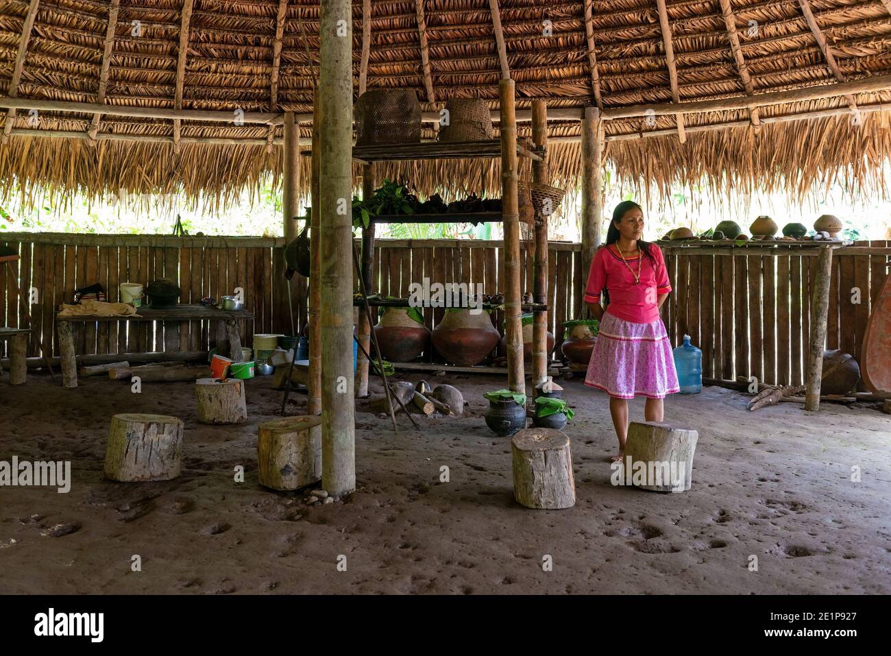 Kichwa, une femme indigène de vêtements traditionnels expliquant son mode de vie dans la forêt amazonienne, parc national Yasuni, Équateur. Banque D'Images