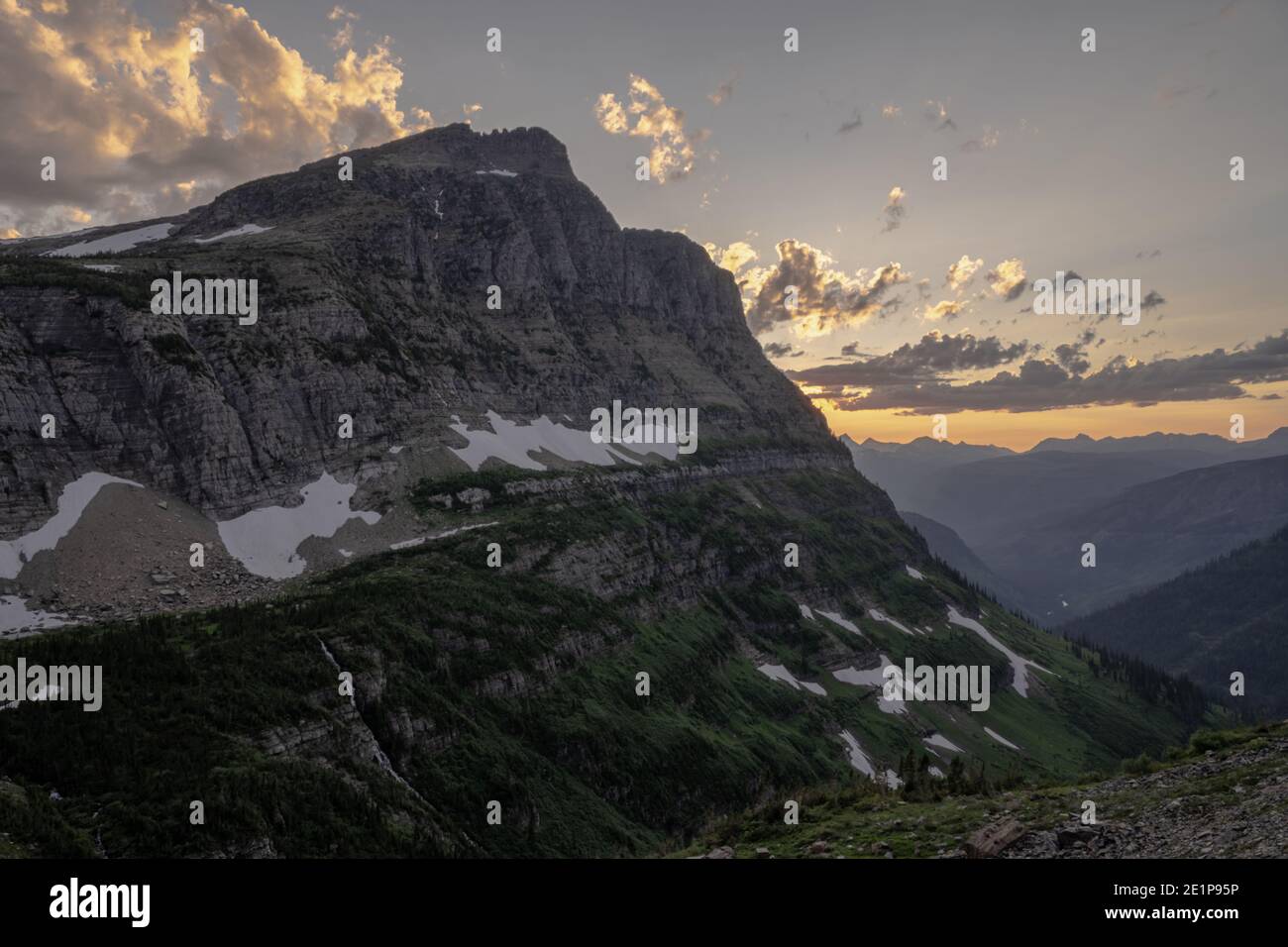 Lumière douce au-dessus des murs de falaise des montagnes à Logan Pass En allant vers Sun Road Banque D'Images