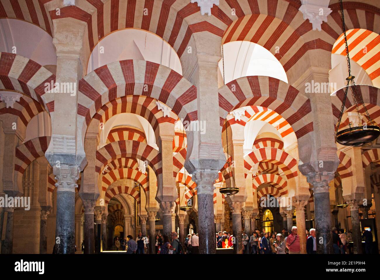 Cordoue, Andalousie, espagne. La Grande Mosquée de Cordoue construit au 8ème siècle avec sa forêt de colonnes et d'arches attire de nombreux touristes. Banque D'Images