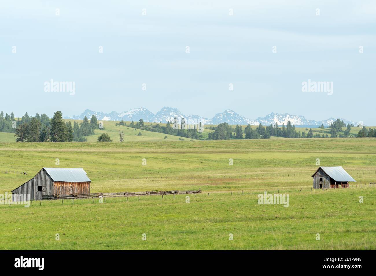 Ranch dans le nord-est de l'Oregon avec les sept Devils Mountains de l'Idaho en arrière-plan. Banque D'Images