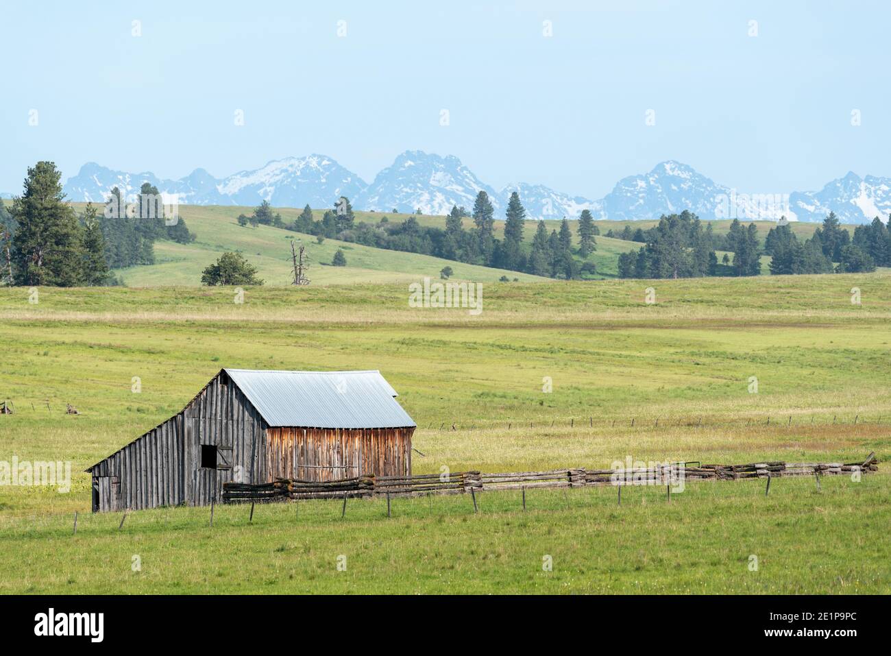 Ranch dans le nord-est de l'Oregon avec les sept Devils Mountains de l'Idaho en arrière-plan. Banque D'Images