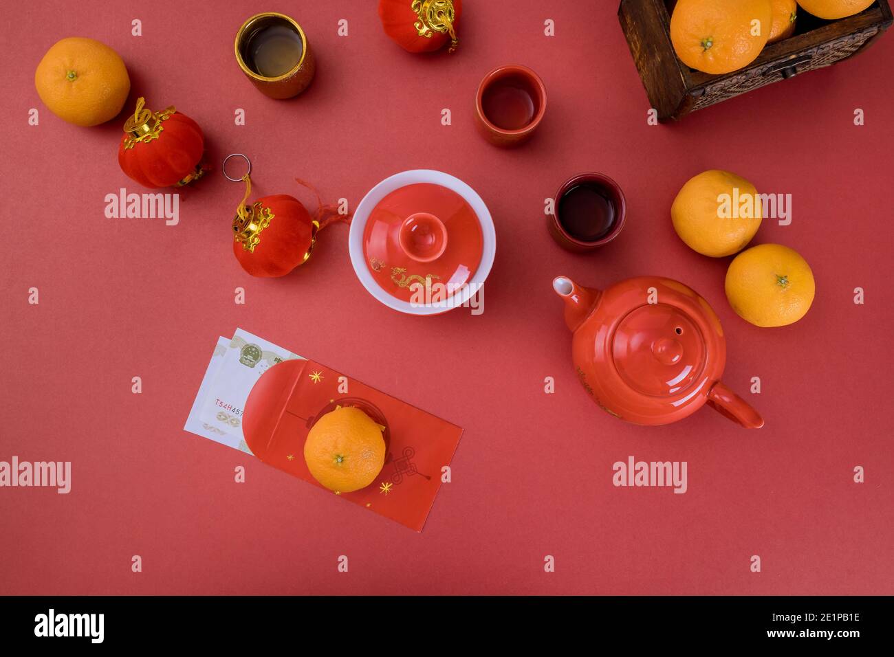 Dessus de lanternes de dessus décoration chinoise nouvel an festif avec Cérémonie traditionnelle du thé (texte étranger signifie saison de printemps) Banque D'Images