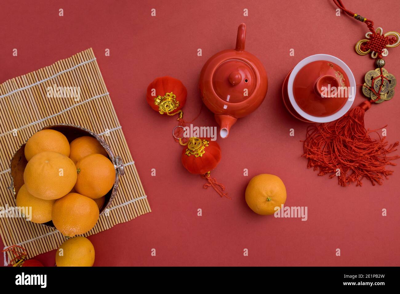 Cérémonie traditionnelle du thé avec paquet rouge orange mandarin décoration chinoise Fête de la nouvelle année (texte étranger signifie printemps) Banque D'Images