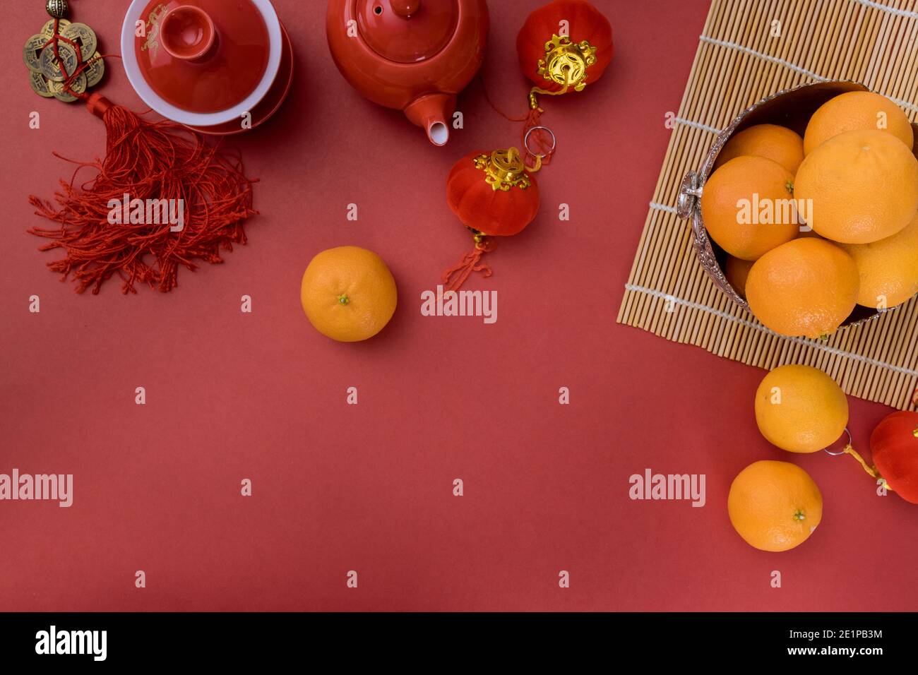 Cérémonie traditionnelle chinoise du thé de fête du nouvel an avec orange mandarin Arrière-plan de décoration rouge (le texte étranger signifie la saison du printemps) Banque D'Images