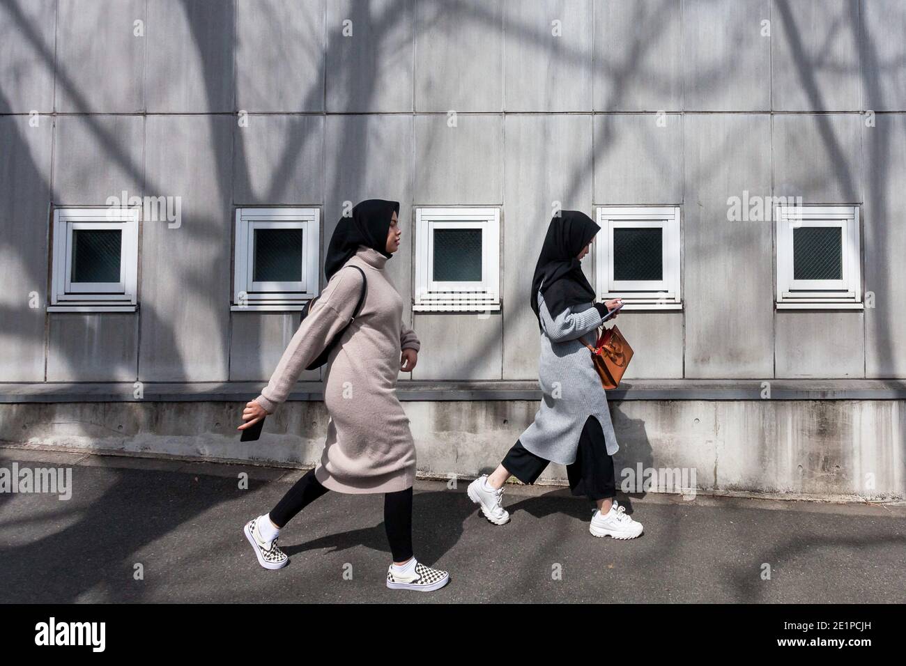 Yoyogi Uehara, Japon. 22 mars 2019. Des femmes immigrantes musulmanes, portant des hijabs, marchent près de la mosquée Tokyo Camii à Yoyogi Uehara. La mosquée Tokyo Camii est la plus grande mosquée du Japon où les estimations font actuellement passer la population immigrante et indigène des musulmans aux alentours de 130,000. Crédit : SOPA Images Limited/Alamy Live News Banque D'Images