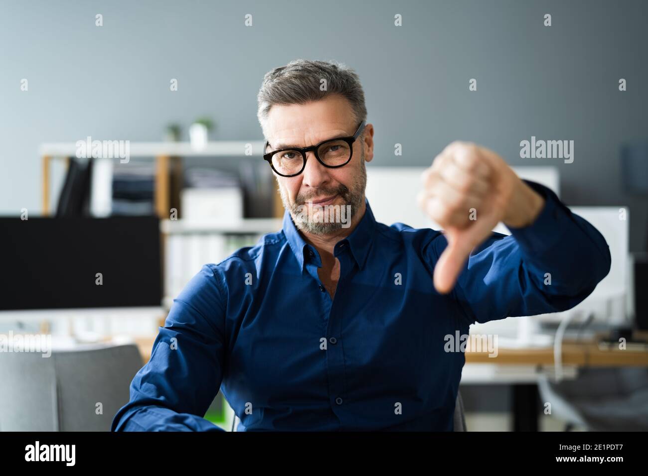 Homme donnant de mauvais feedback et n'aime pas les Thumbs vers le bas Banque D'Images