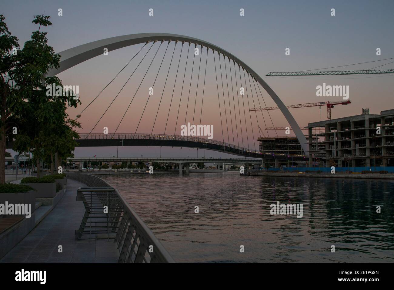 Dubai, Émirats Arabes Unis - 01.08.2021 Pont au-dessus d'un canal d'eau de Dubaï connu sous le nom de pont de tolérance Banque D'Images