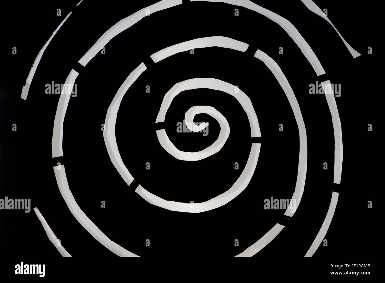 Spirale blanche sur fond noir. Lignes intermittentes. Coupe de papier. Banque D'Images