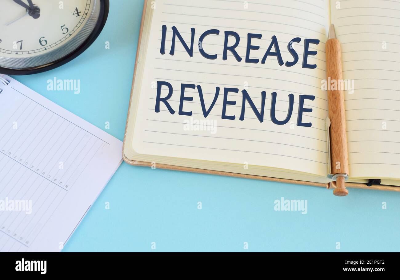 Concept signifiant l'augmentation dans une société s est des ventes d'une période à l'autre. L'écriture manuscrite augmente les revenus Banque D'Images