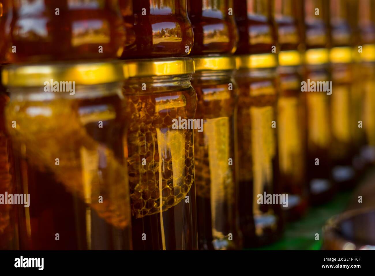 miel avec nid d'abeille en pots stockés sur une étagère Banque D'Images