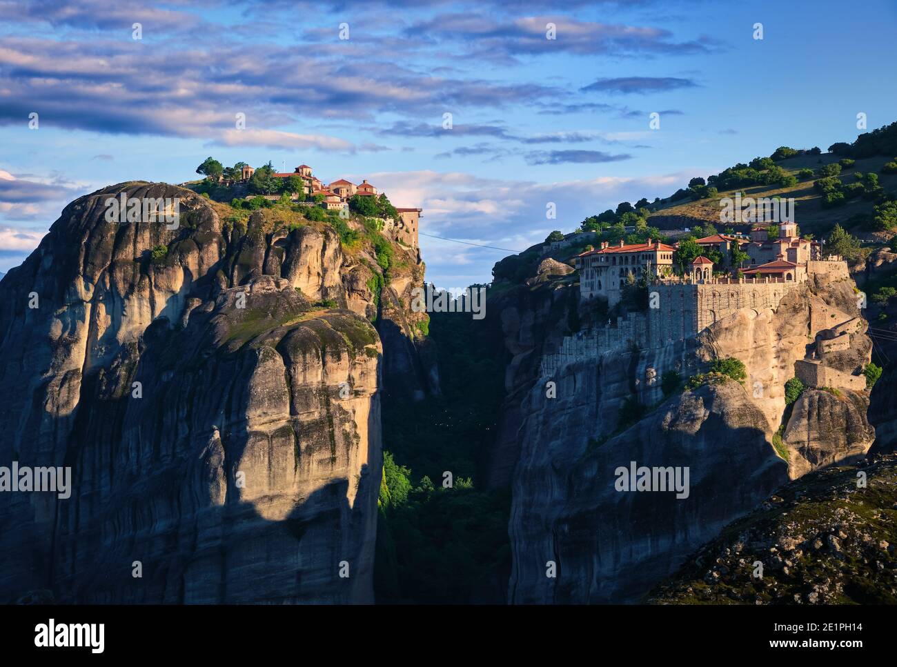 Tôt le matin, sur les monastères de Varlaam et de Great Meteoron ou Megalo Meteoro ou Metamorphisis à Meteora, Grèce. Premiers rayons du soleil. Patrimoine mondial de l'UNESCO Banque D'Images