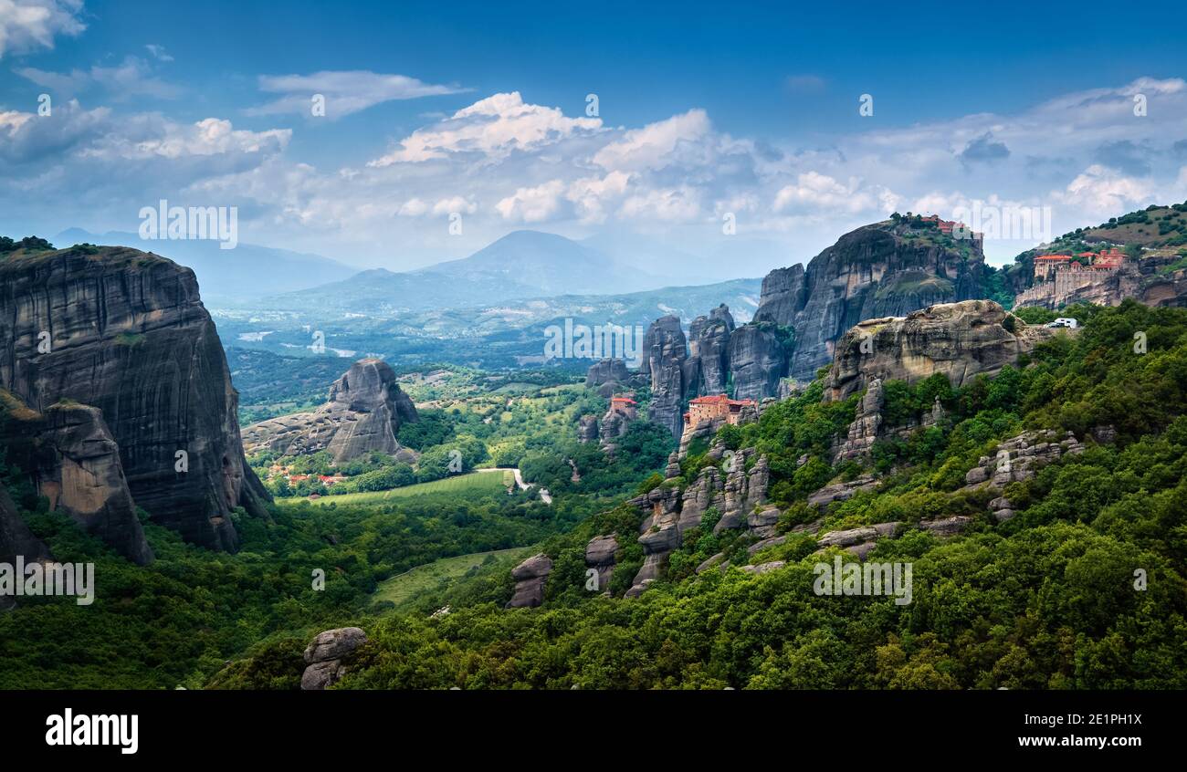 Vue sur les piliers rocheux massifs de Meteora, Thessaly, Grèce. Couvent de Moni Agias Varvaras Roussanou et monastère de Varlaam. Le soleil brille sur la vallée Banque D'Images
