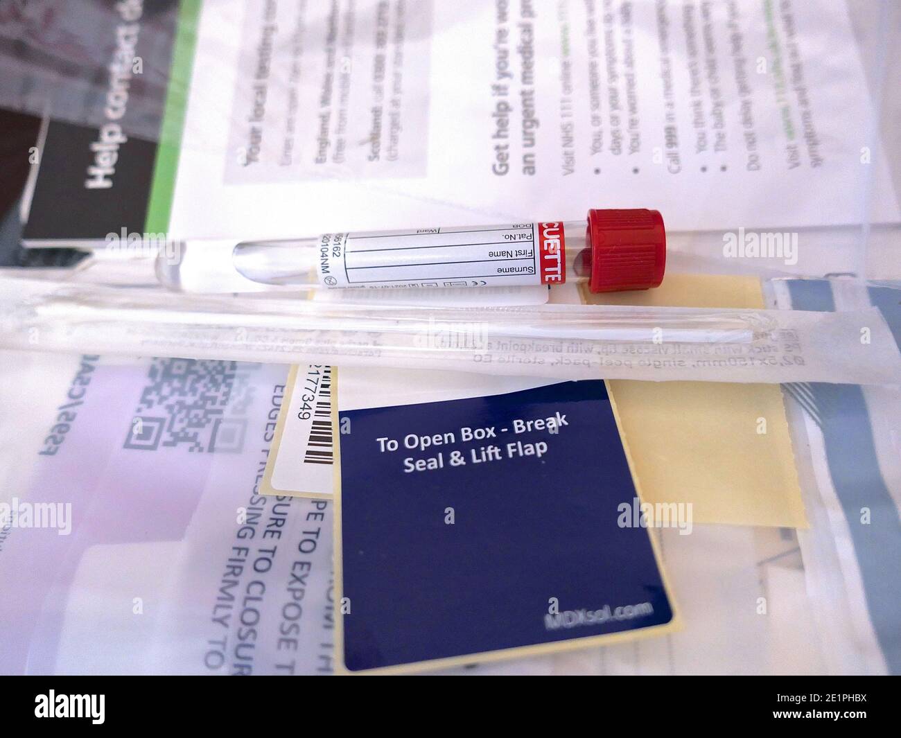 Obtenez un test NHS gratuit pour vérifier si vous avez le coronavirus - GOV.UK . Vous ne pouvez obtenir un test gratuit que si vous avez des symptômes comme une toux sèche continue, la fièvre perte de goût ou d'odeur , ou vous avez été demandé par le conseil local ou si vous prenez part à un projet pilote du gouvernement . Vous pouvez également obtenir un test pour quelqu'un avec qui vous vivez s'ils ont les symptômes ... Banque D'Images
