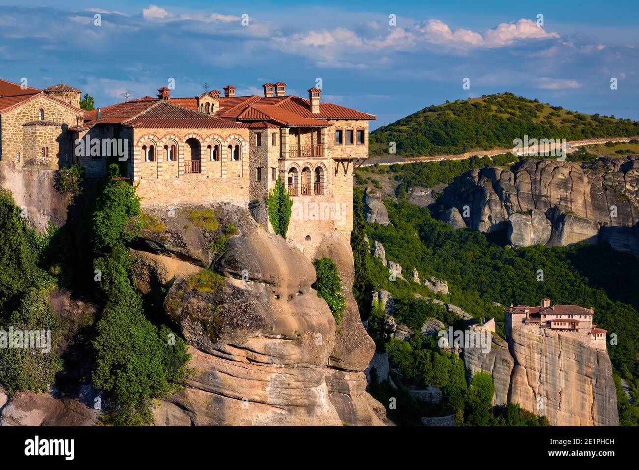 Vue rapprochée, monastère de Varlaam, soleil du soir, Meteora, Grèce, paysage typique de rochers, Moni Agias Varvaras Roussanou nunnery. Patrimoine mondial de l'UNESCO Banque D'Images