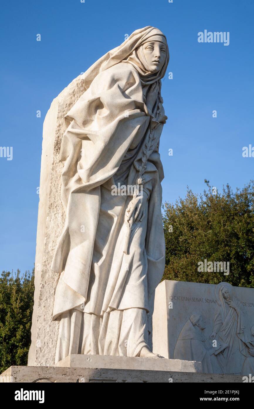 Rome - le St. Katharine de Sienne statue près du pont Angels par Erick Aman (2000). Banque D'Images