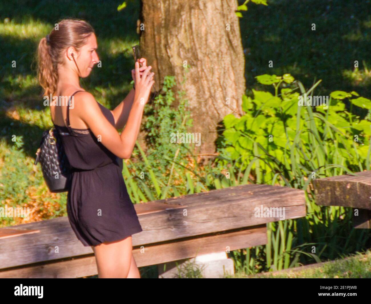 Les gens qui marchent dans le parc Banque D'Images