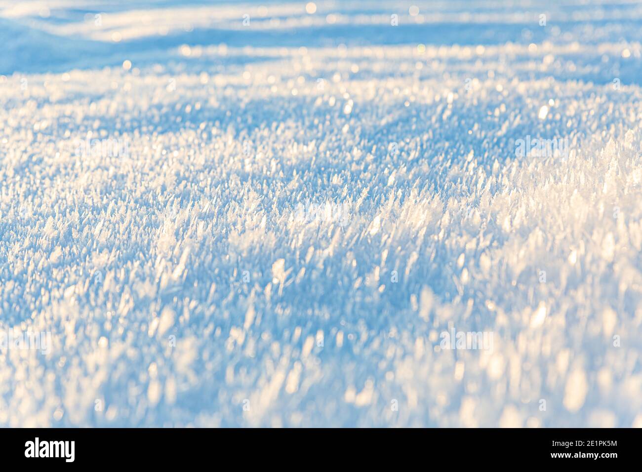 Magnifique gradient, fond naturel d'hiver de glace et de cristaux de neige illuminés par le soleil. Banque D'Images